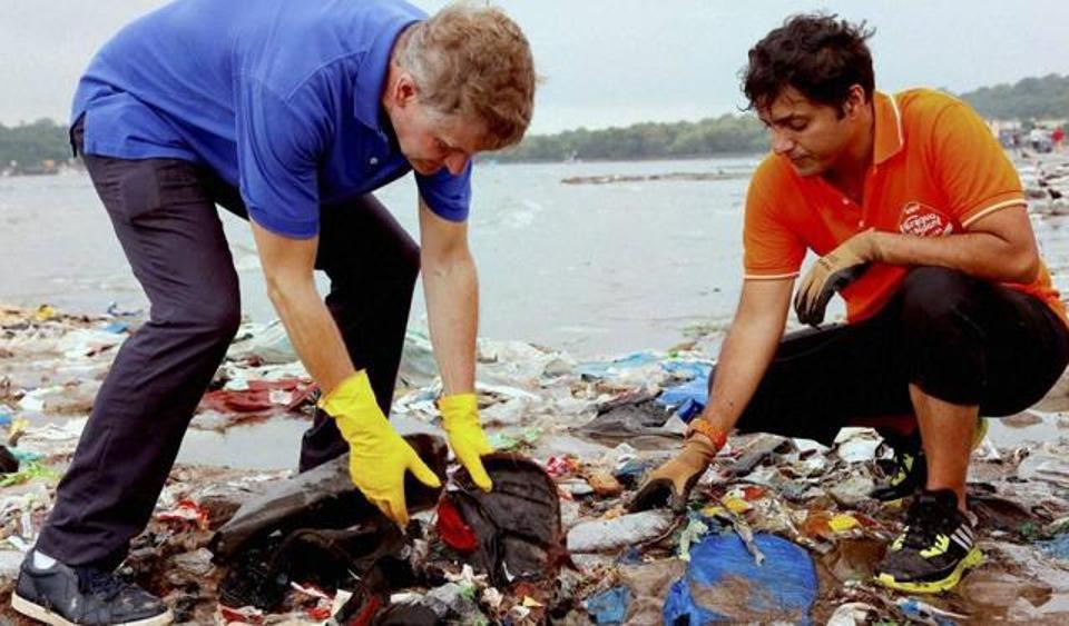 Afroz Shah (right) and Erik Solheim, head of United Nations Environment, cleaning Versova beach.